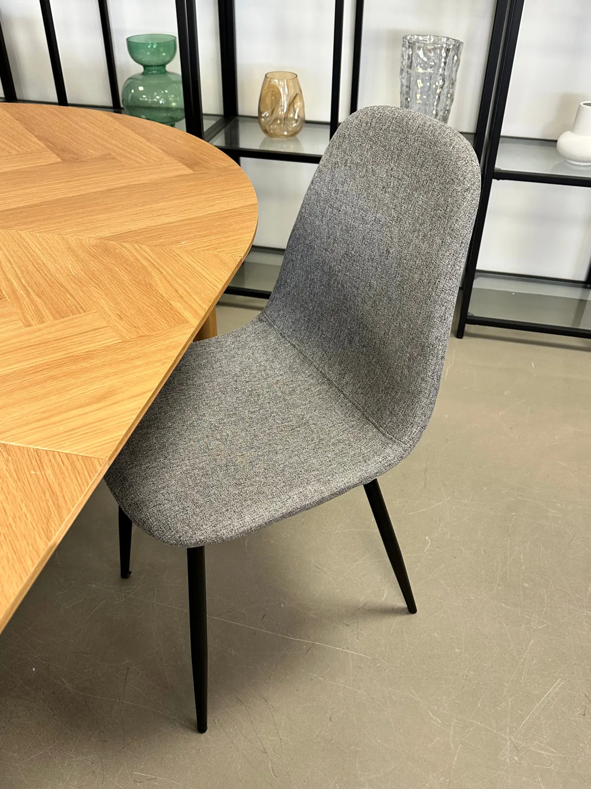 Anna spisebordsstol - Grå tekstil med sorte ben