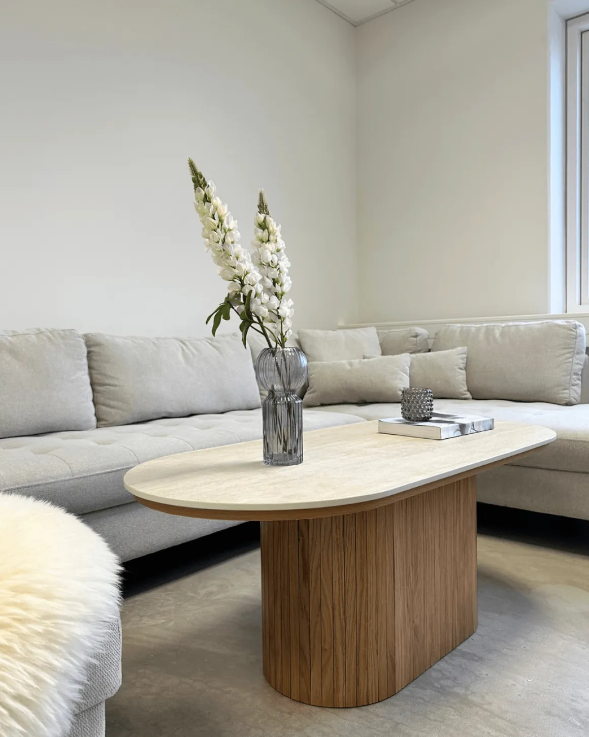 Bobby - Oval sofabord med lys beige stenbordplade og fod i eg 120x55x45 cm