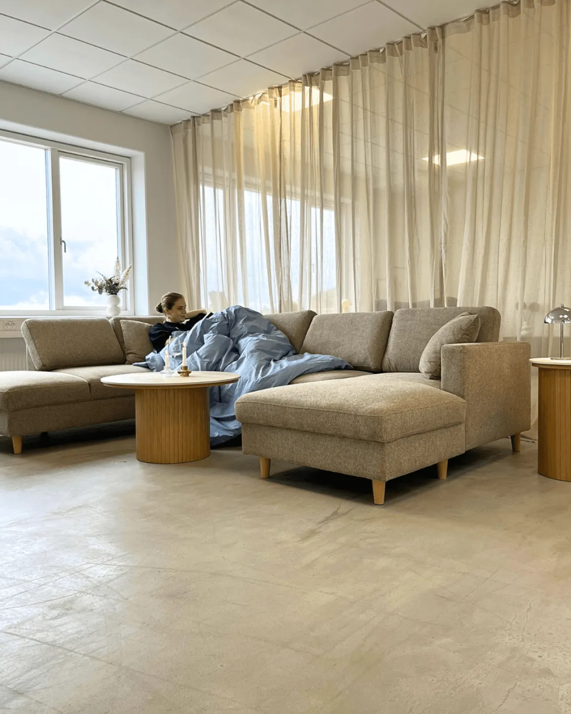 Enzo sofabord i stenbordplade i eg lamelfod Ø78