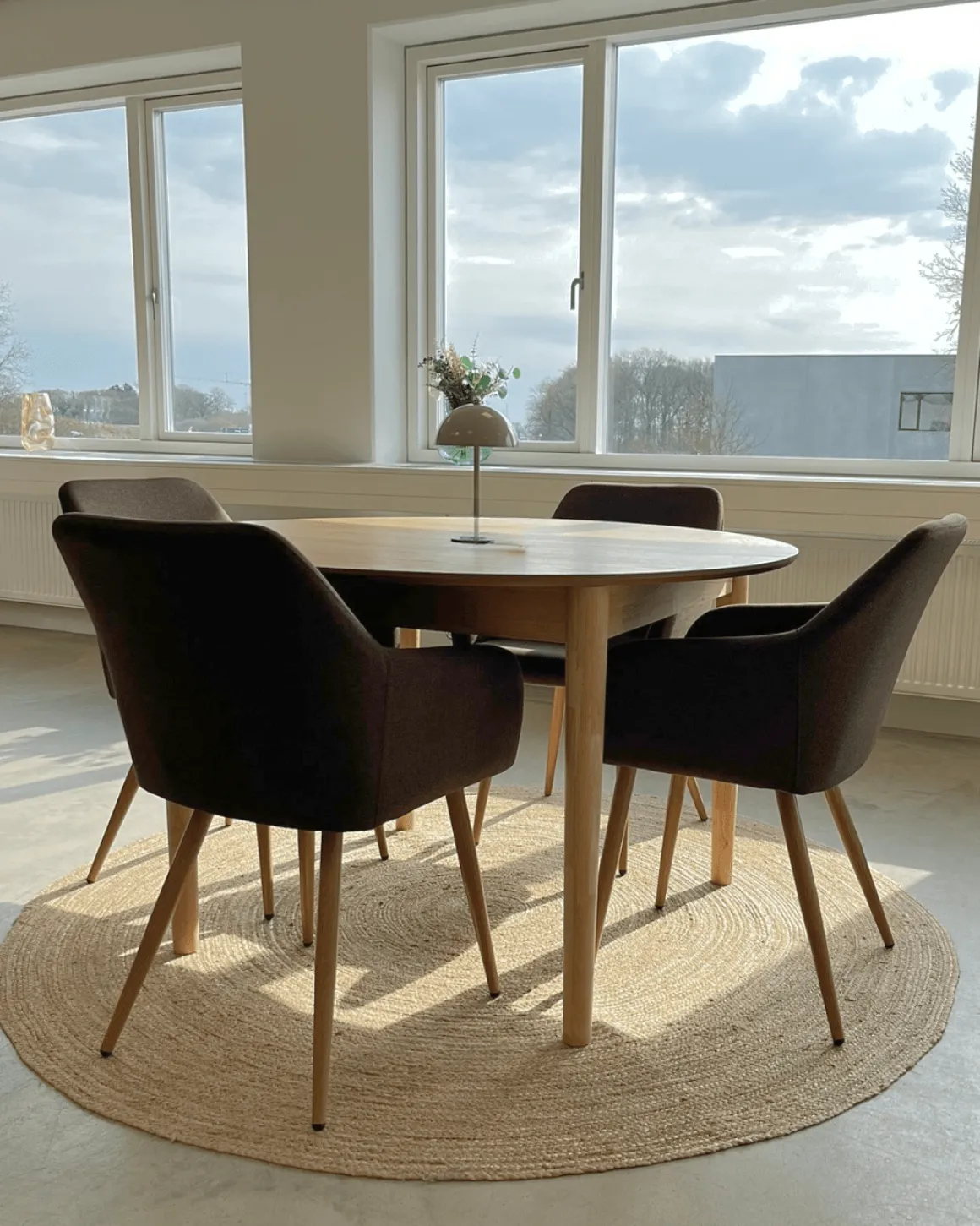 Jenna spisebordstol - brun tekstil med egelook