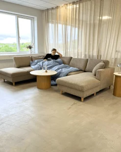 Jennifer venstrevendt u-sofa i sand med chaiselong - L: 300 x D: 208 x H: 82 cm