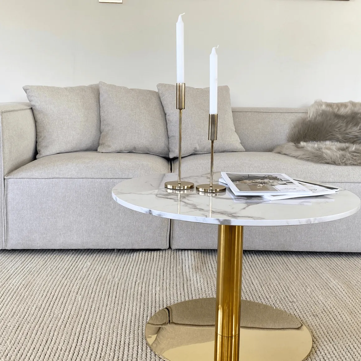 Lazio rundt sofabord i hvid marmor look med guld/messing ben Ø70 cm