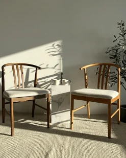 Lizzie spisebordsstol i røget bøg med polstret sæde i beige