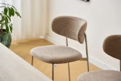 Lucinda spisebodsstol i chrome med sand tekstil