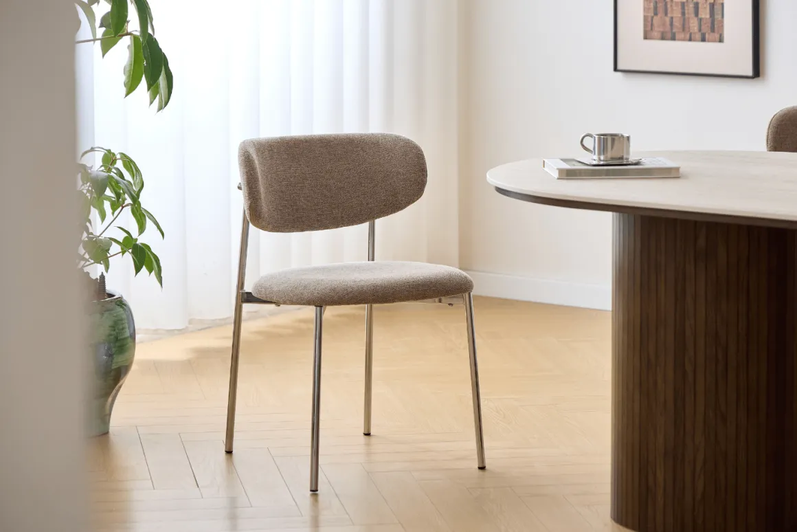 Lucinda spisebodsstol i chrome med sand tekstil