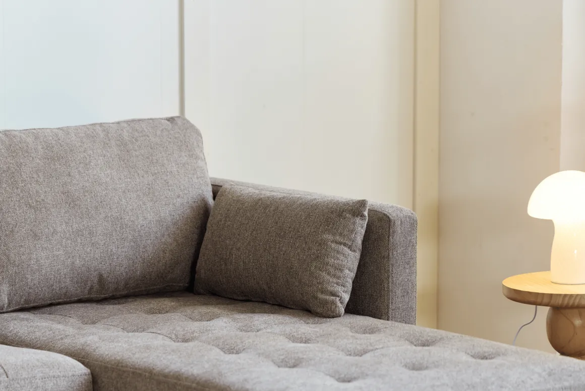 Lulu - Højrevendt og venstrevendt vendbar chaiselong sofa i sand - L: 215 x D: 82 x H: 78 cm
