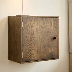 Rumi Vægreol med låge og hylde 33x20x33 cm røget eg inkl. vægophæng
