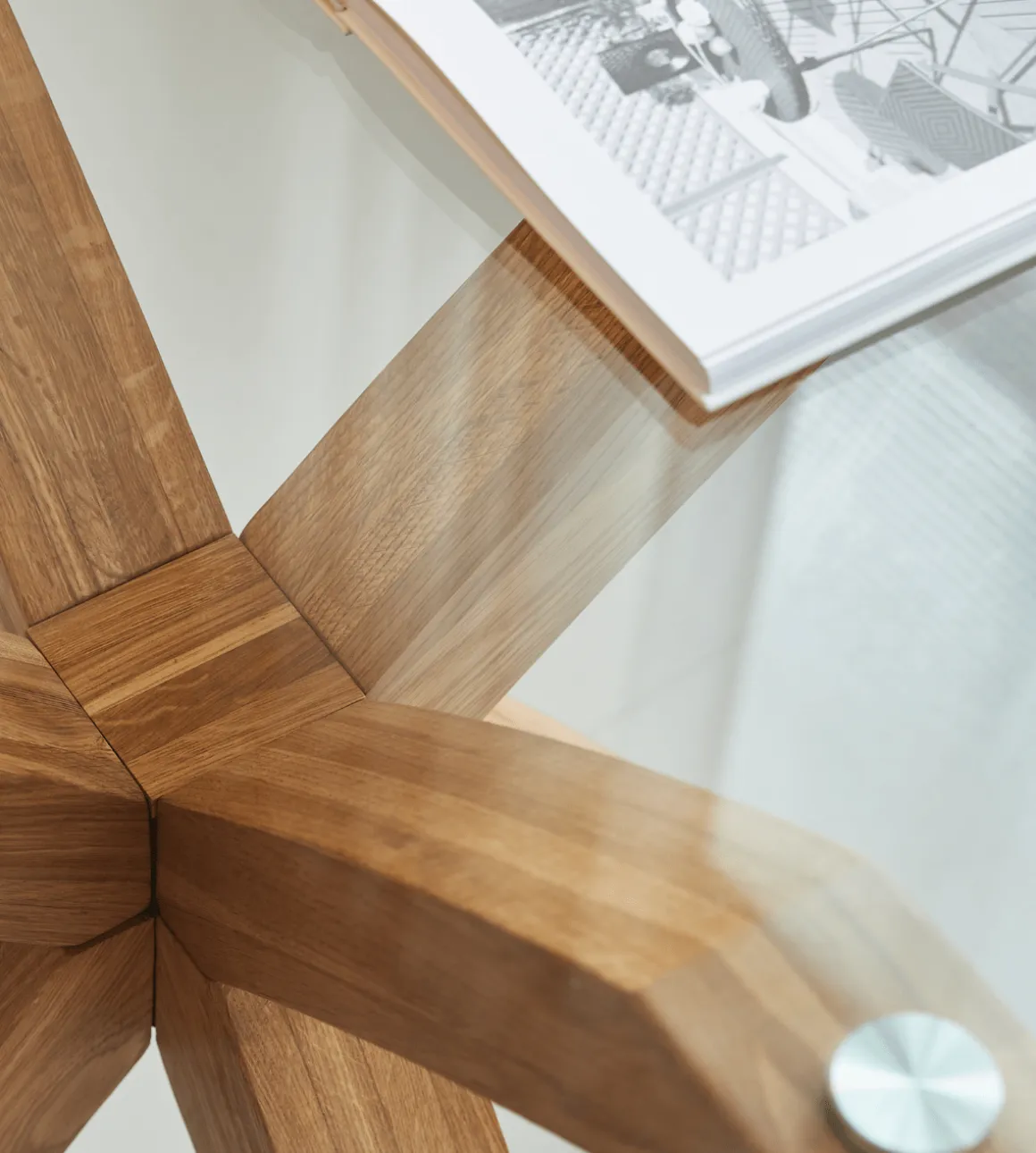 Sidney - Glas spisebord med ben i massiv egetræ Ø100 cm