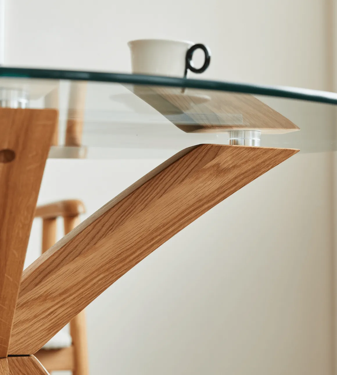 Sidney - Glas spisebord med ben i massiv egetræ Ø100 cm