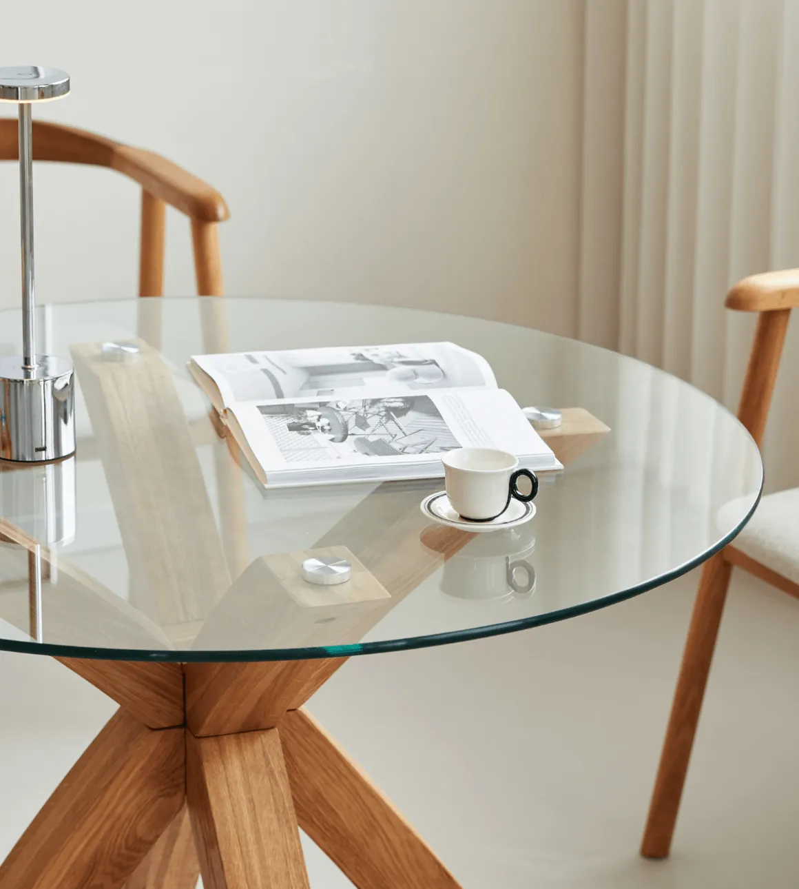 Sidney - Glas spisebord med ben i massiv egetræ Ø100 cm